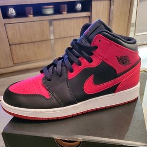 Nike Air Jordan 1 Mid GS Size 6.5Y/8W